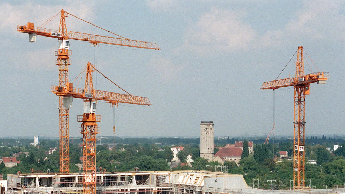 In Berlin sind zwei Mädchen auf einen Baukran geklettert.