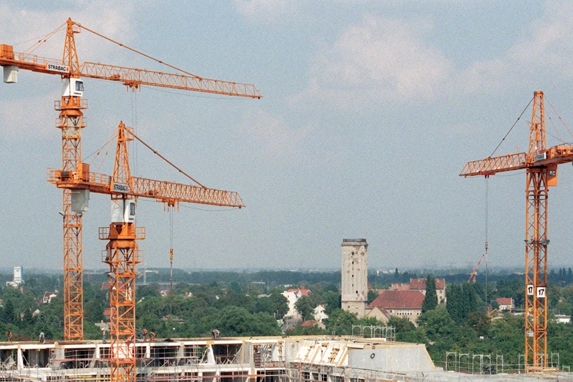 In Berlin sind zwei Mädchen auf einen Baukran geklettert.
