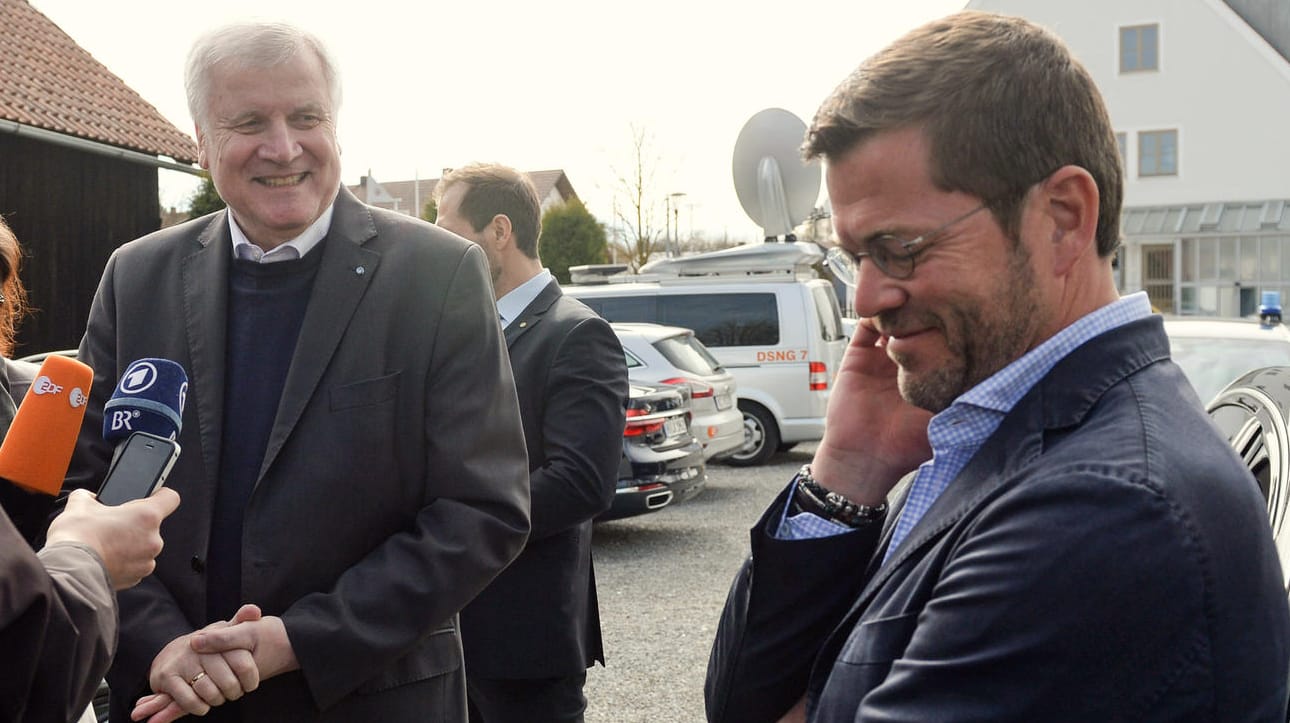 Karl-Theodor zu Guttenberg mit dem bayerischen Ministerpräsidenten Horst Seehofer bei einem CSU-Gesprächskreis im Juli 2017.