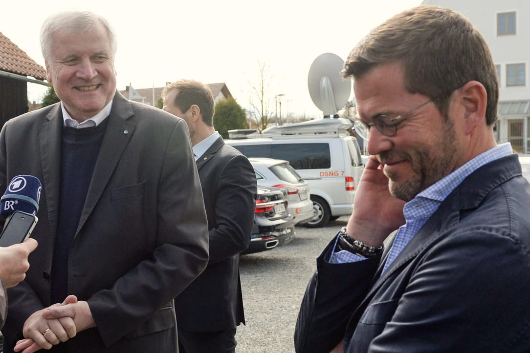 Karl-Theodor zu Guttenberg mit dem bayerischen Ministerpräsidenten Horst Seehofer bei einem CSU-Gesprächskreis im Juli 2017.