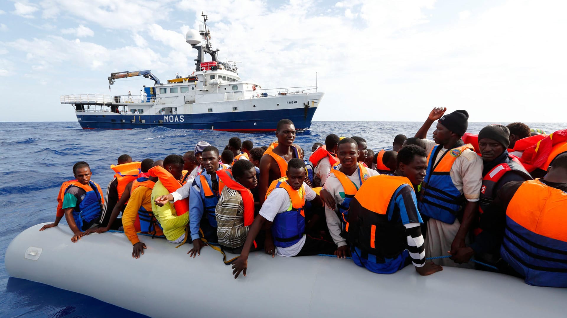 Eine Aufnahme von 2014 zeigt 105 Flüchtlinge in einem Schlauchboot. Nun wurde in Rumänien ein Schiff mit 87 Migranten aufgegriffen. Eine Aufnahme von 2014 zeigt 105 Flüchtlinge in einem Schlauchboot. Nun wurde in Rumänien ein Schiff mit 87 Migranten aufgegriffen.