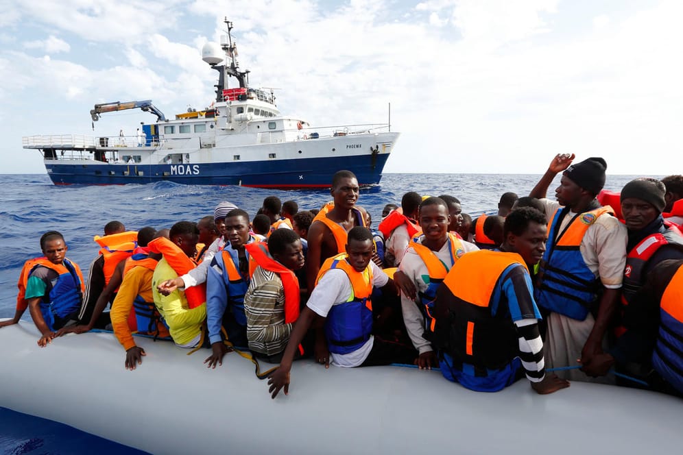 Eine Aufnahme von 2014 zeigt 105 Flüchtlinge in einem Schlauchboot. Nun wurde in Rumänien ein Schiff mit 87 Migranten aufgegriffen.