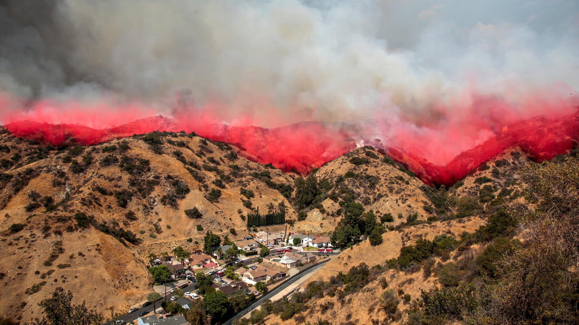 Auch im La Tuna Canyon in Burbank (Kalifornien)kam es zu einem großen Waldbrand.