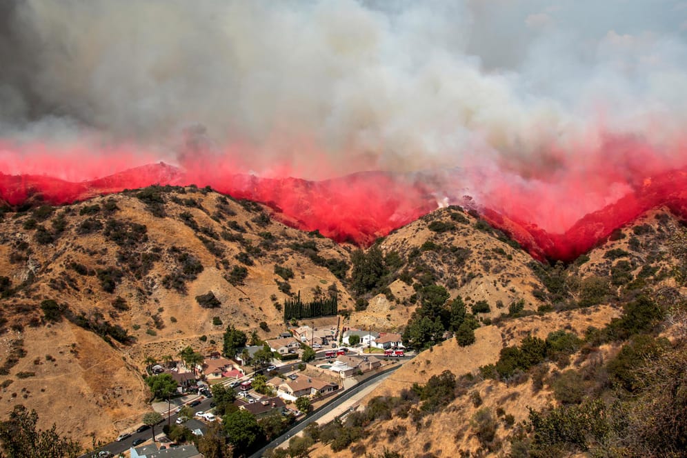 Auch im La Tuna Canyon in Burbank (Kalifornien)kam es zu einem großen Waldbrand.
