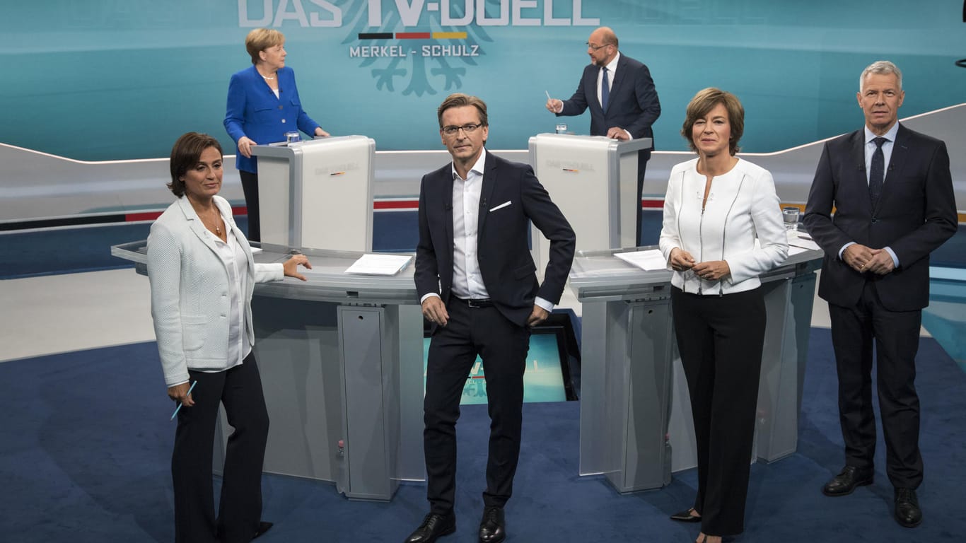 Die Moderatoren (l-r) Sandra Maischberger (ARD), Claus Strunz (ProSieben/SAT.1), Maybrit Illner (ZDF) und Peter Kloeppel (RTL) stehen am 03.09.2017 beim TV-Duell nebeneinander.