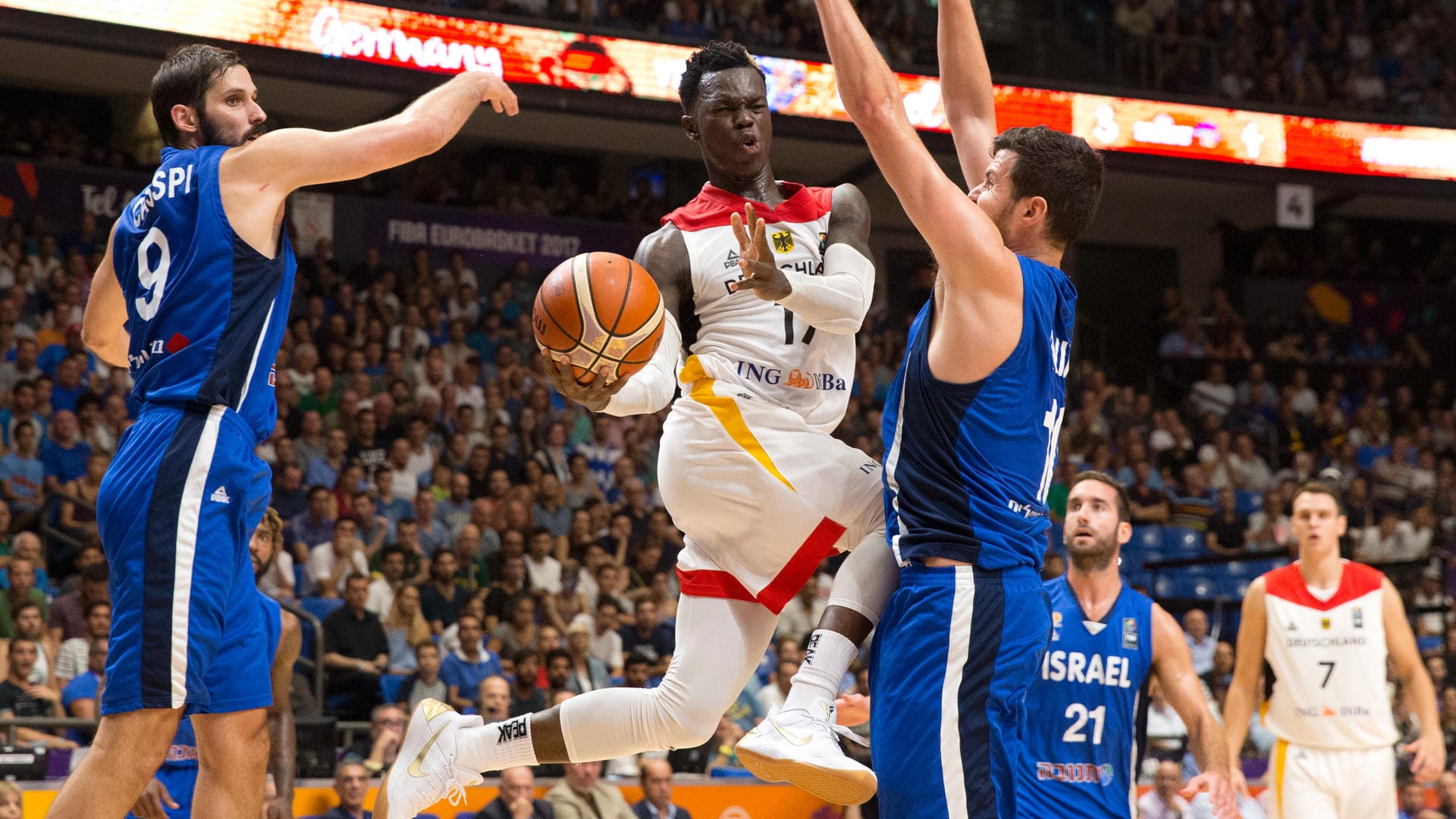 Dennis Schröder (M.) war gegen Israel bester Werfer des DBB-Teams.