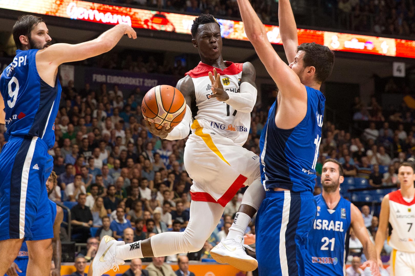 Dennis Schröder (M.) war gegen Israel bester Werfer des DBB-Teams.