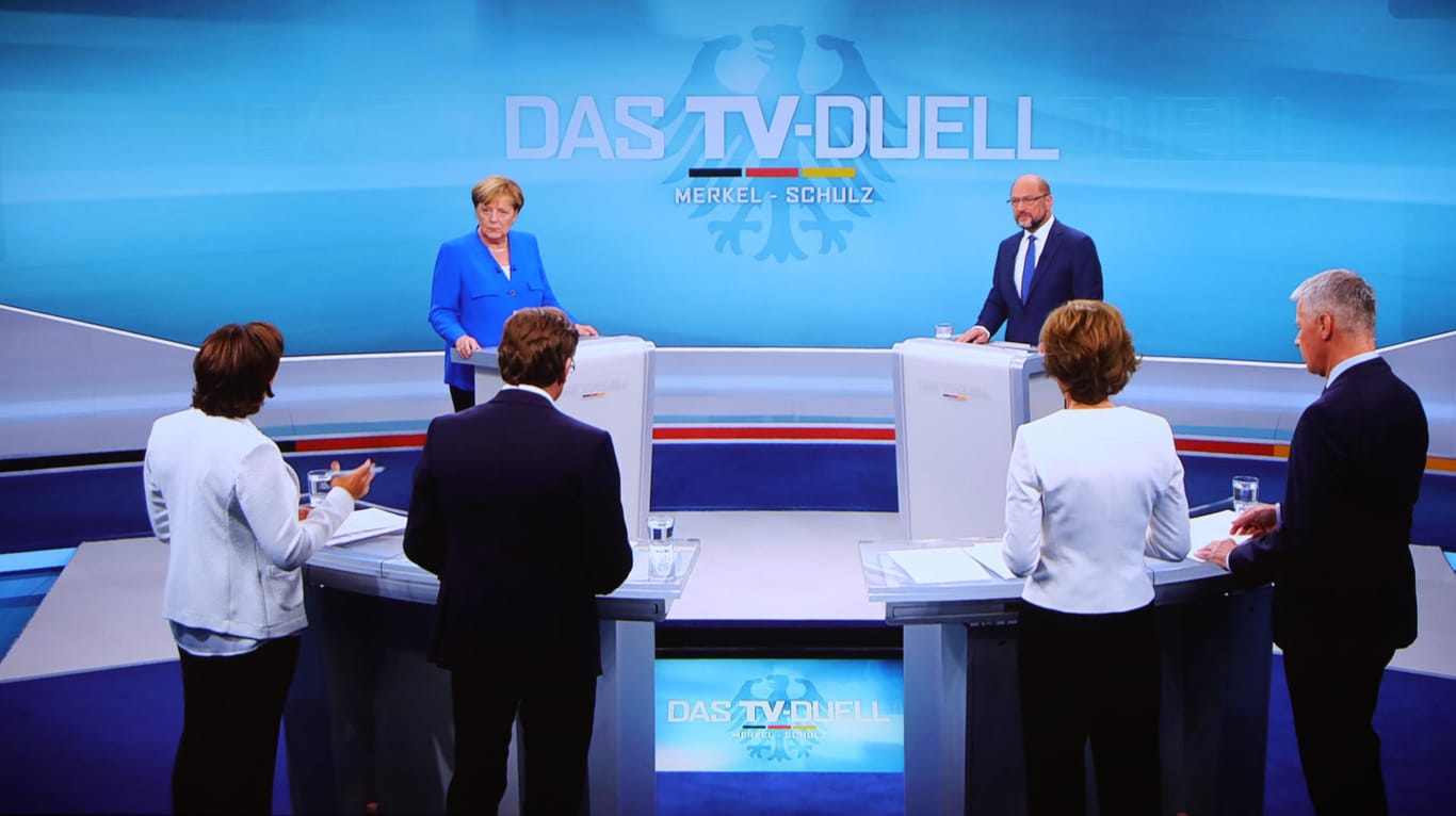 Kanzlerin Merkel und SPD-Kanzlerkandidat Schulz mit den Moderatoren des TV-Duells.