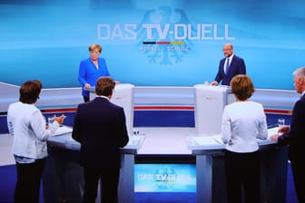 Kanzlerin Merkel und SPD-Kanzlerkandidat Schulz mit den Moderatoren des TV-Duells.