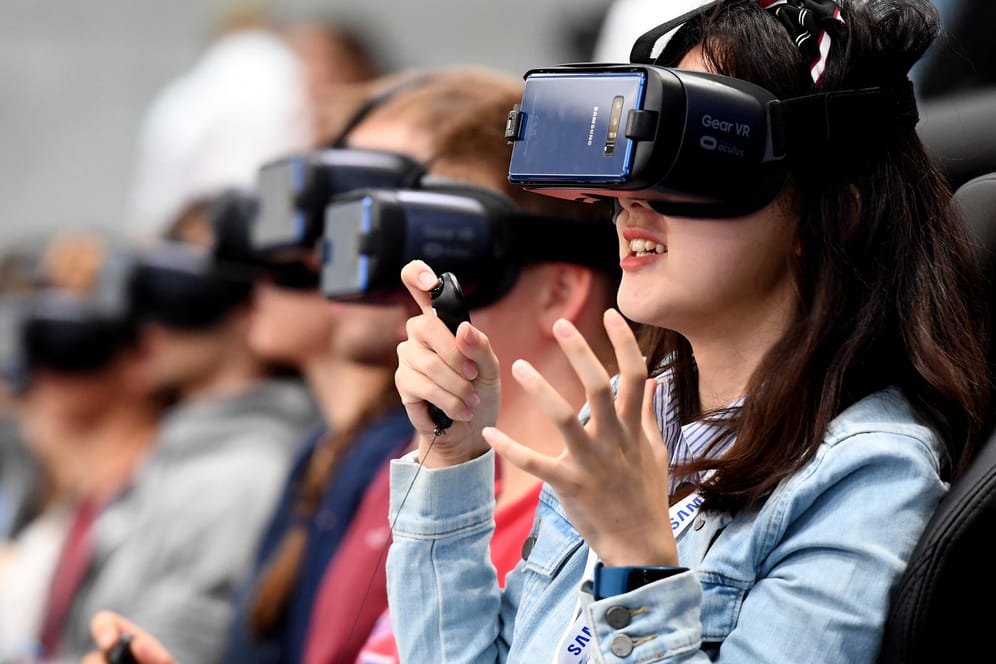 Am IFA-Stand von Samsung werden Besucher mit einer Smartphone-Brille durch eine virtuelle Welt geführt.