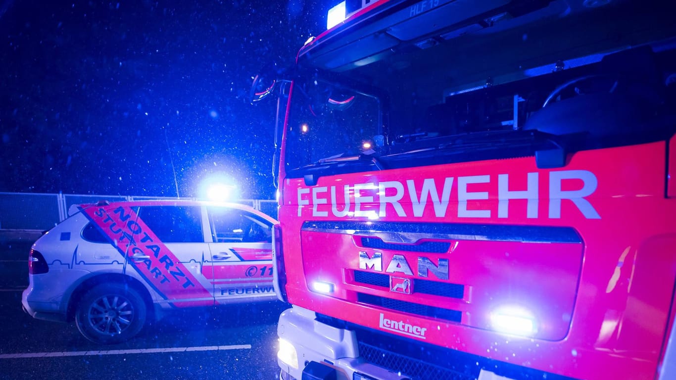 Bei einem Brand in einem Duisburger Wohnhaus kamen mindestens zwei Menschen ums Leben.