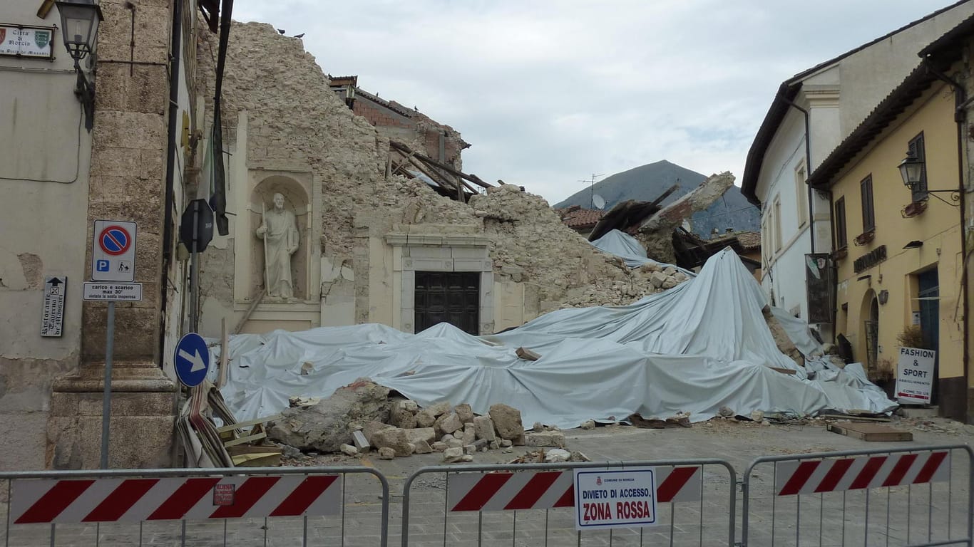 Von der Basilika, hier nur provisorisch mit Planen abgedeckt, ist nur noch ein Trümmerhaufen übrig.