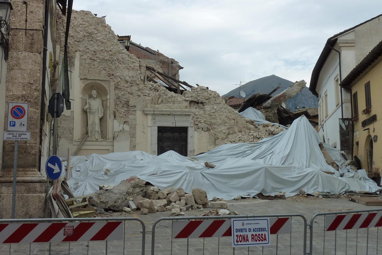 Von der Basilika, hier nur provisorisch mit Planen abgedeckt, ist nur noch ein Trümmerhaufen übrig.