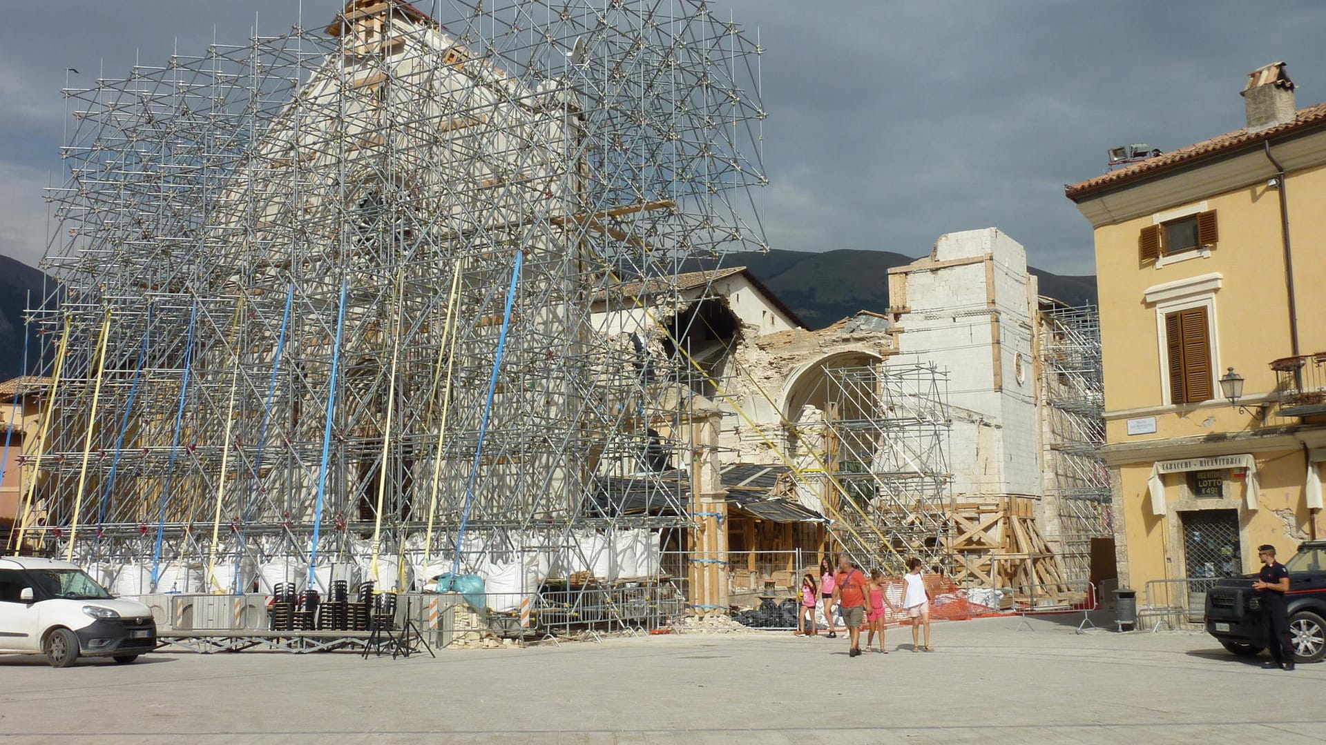 Die Basilika San Benedetto in Norcia ist noch eingerüstet.