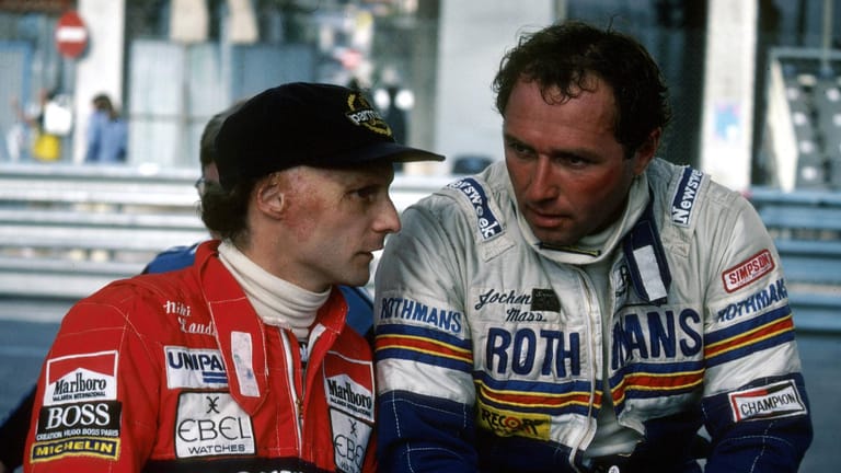 GP von Monaco 1982: Jochen Mass (rechts) im Gespräch mit Niki Lauda.