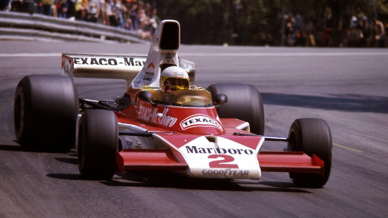 1975: Jochen Mass bei seinem Sieg in Barcelona.