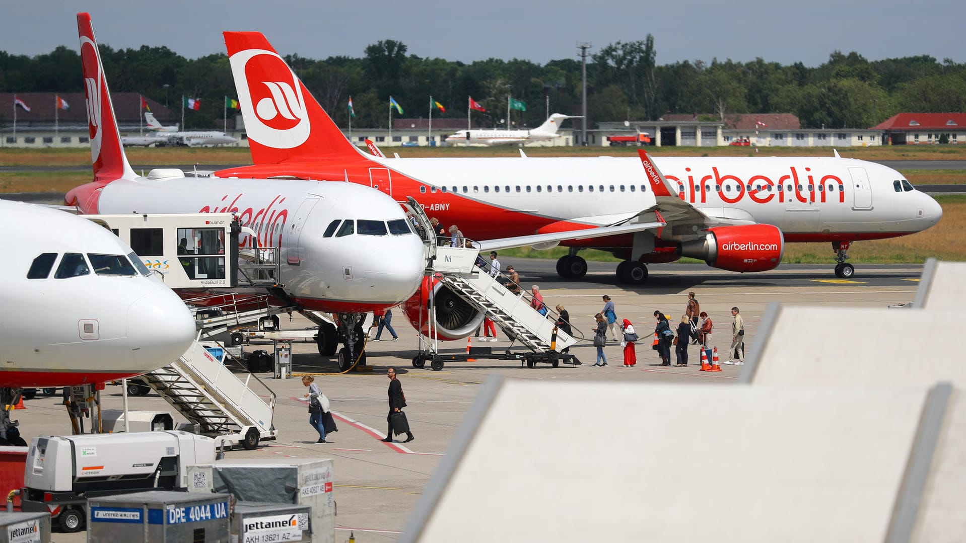 Alexander Skora prüft die Wirtschaftsdaten von Air Berlin.