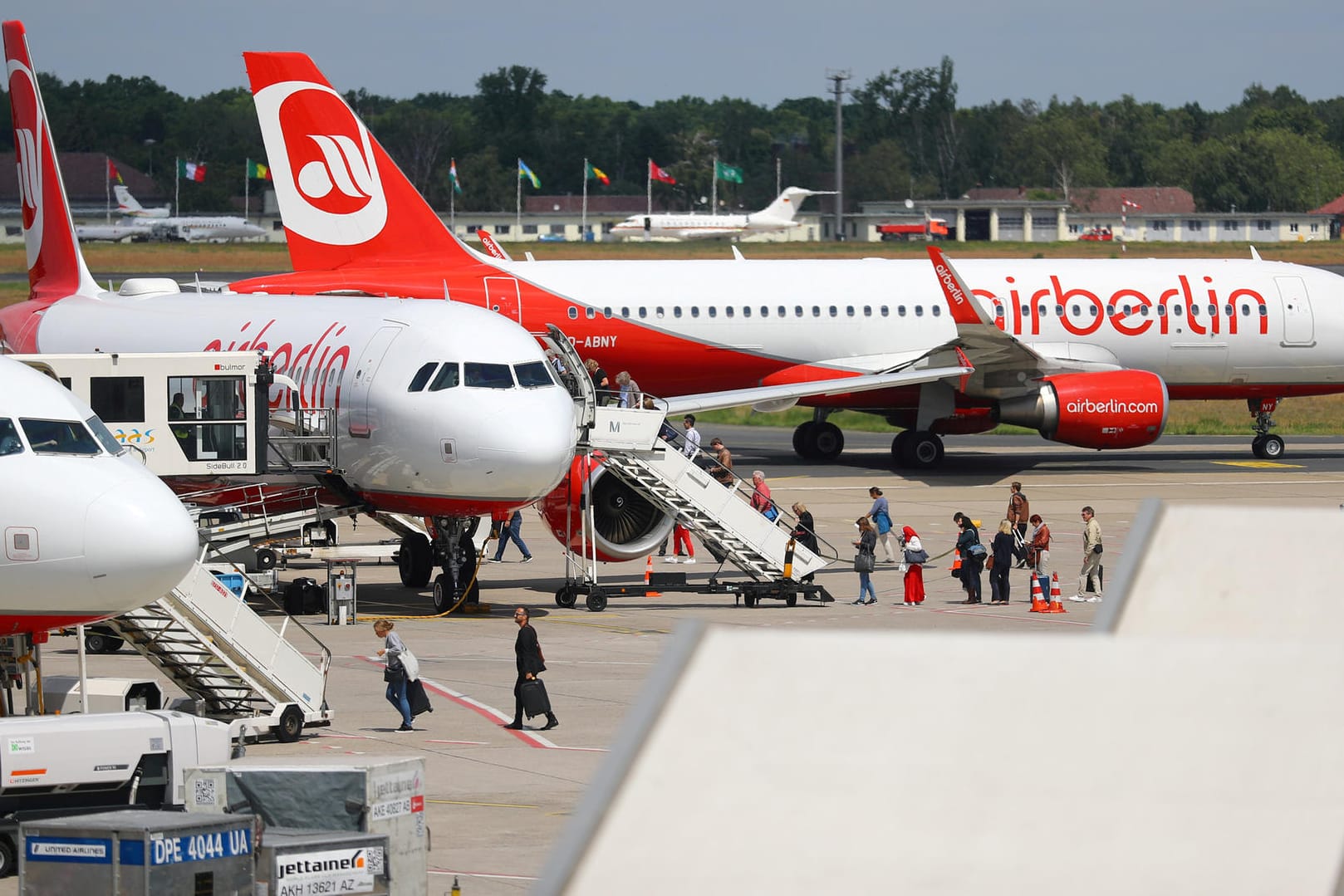 Alexander Skora prüft die Wirtschaftsdaten von Air Berlin.