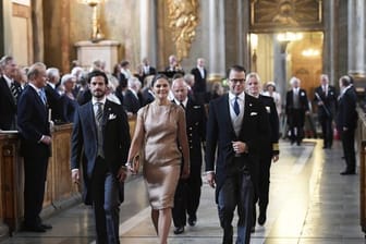 Prinz Carl Philip (l-r), Kronprinzessin Victoria und Prinz Daniel in der Kapelle des Stockholmer Palastes in Stockholm.