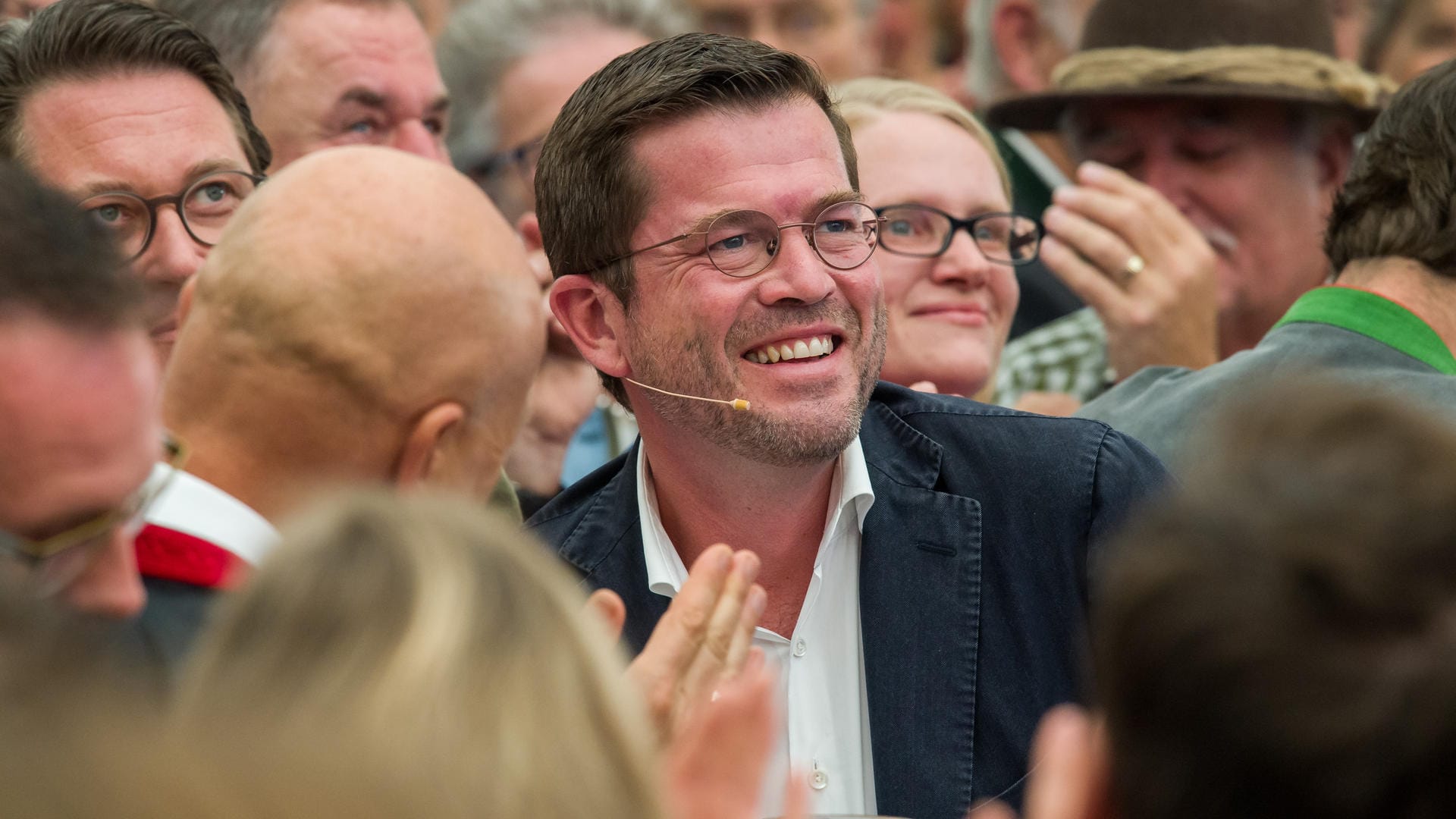 Ex-Verteidigungsminister Karl-Theodor zu Guttenberg wurde beim Gillamoos-Volksfest mit großem Jubel empfangen. Ex-Verteidigungsminister Karl-Theodor zu Guttenberg wurde beim Gillamoos-Volksfest mit großem Jubel empfangen.