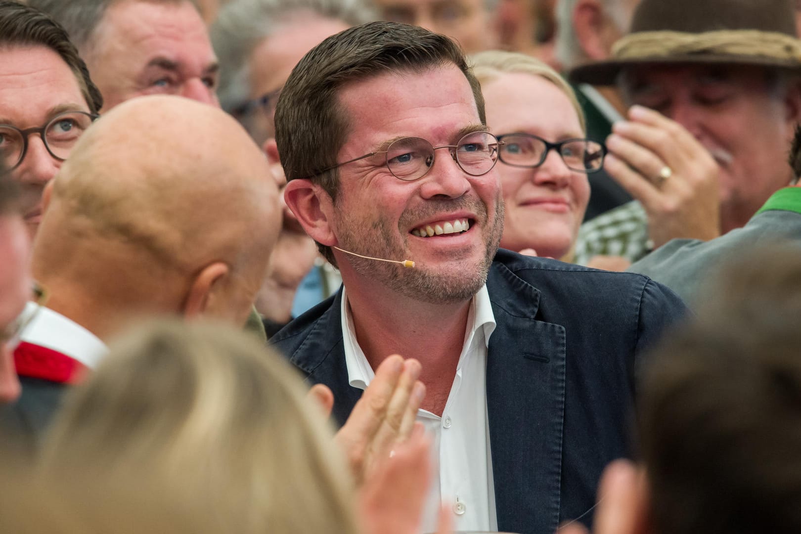 Ex-Verteidigungsminister Karl-Theodor zu Guttenberg wurde beim Gillamoos-Volksfest mit großem Jubel empfangen.