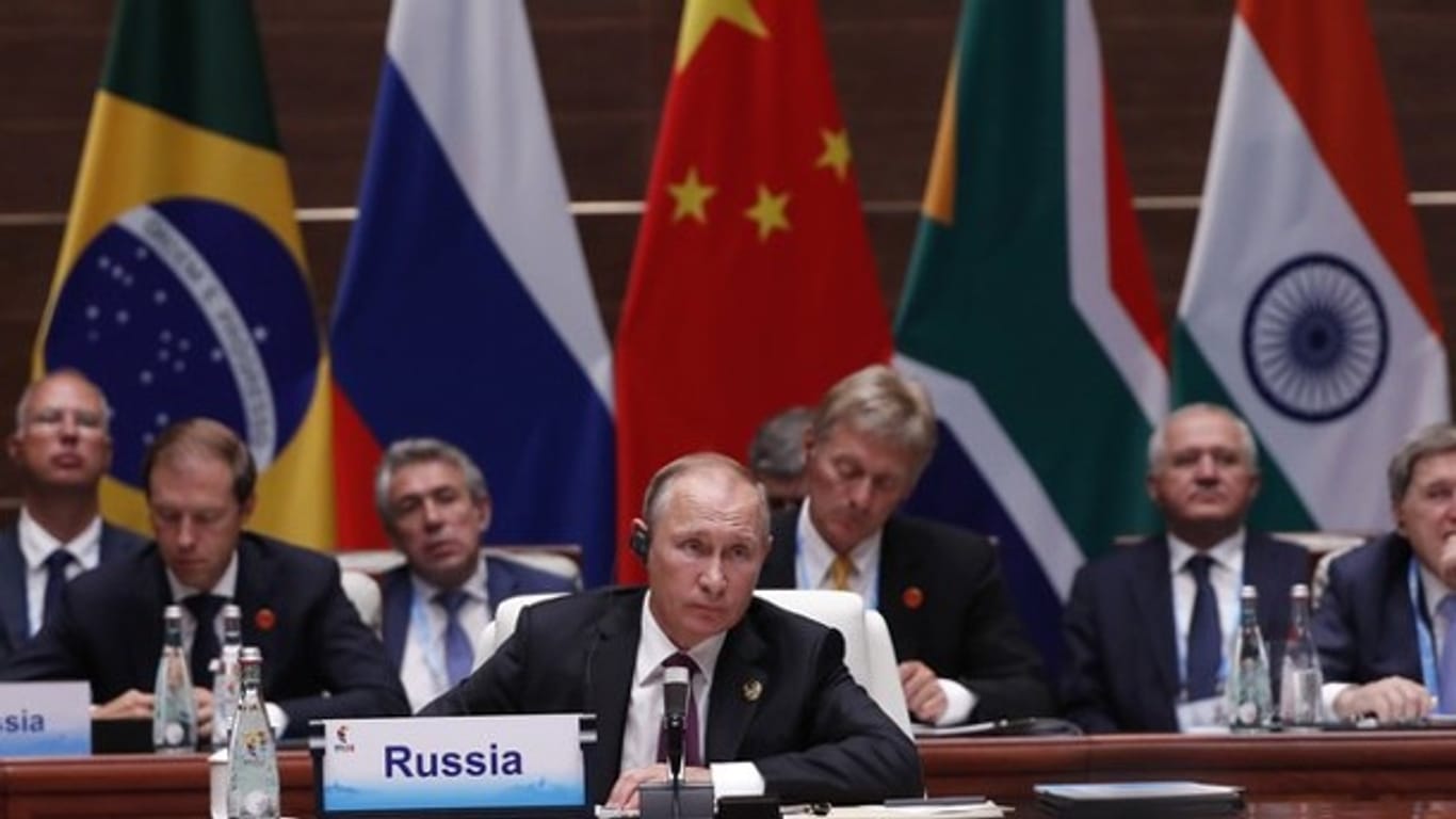 Der russische Präsident Putin verfolgt in Xiamen die Plenarsitzung beim Gipfel der BRICS-Staaten.