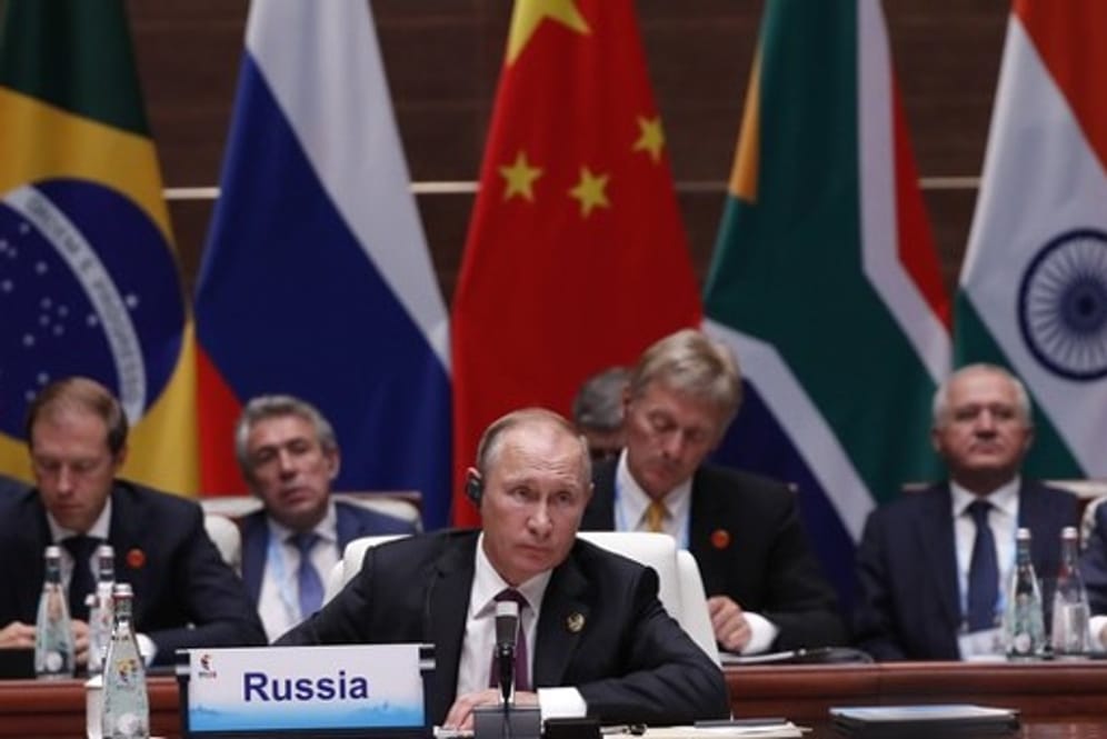 Der russische Präsident Putin verfolgt in Xiamen die Plenarsitzung beim Gipfel der BRICS-Staaten.