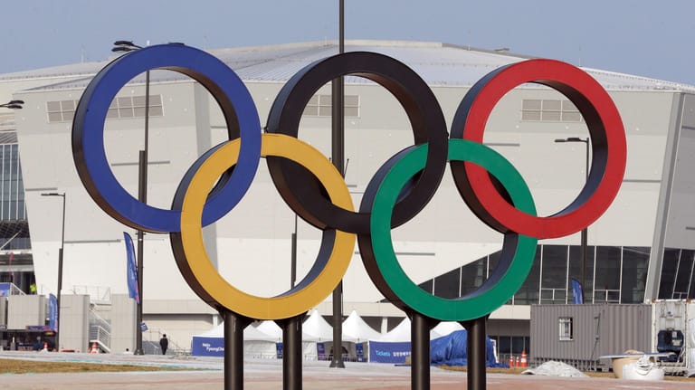 Die olympischen Ringe vor dem Gangneung Hockey Stadion in Gangneung (Südkorea).
