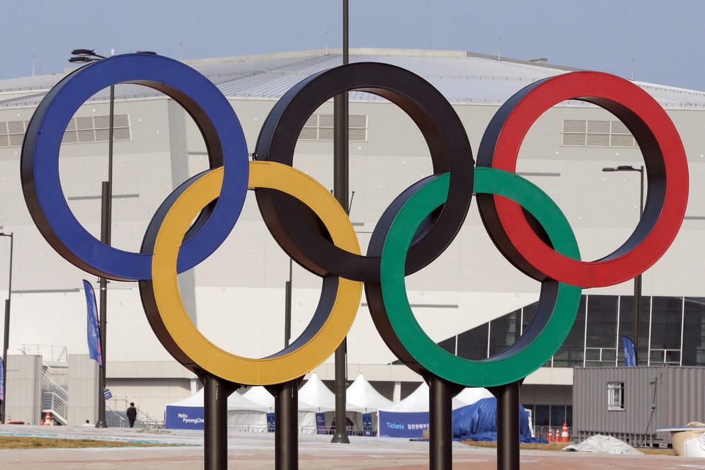 Die olympischen Ringe vor dem Gangneung Hockey Stadion in Gangneung (Südkorea).