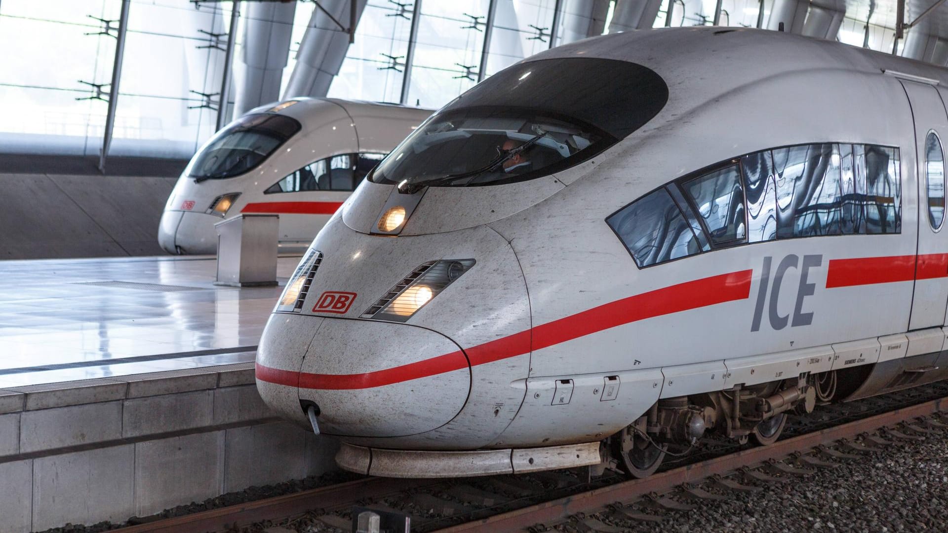 Ein ICE fährt in einen Bahnhof ein (Symbolfoto): In Hessen kann es aufgrund einer Bombenentschärfung am Dienstag zu Störungen im Fernverkehr kommen.