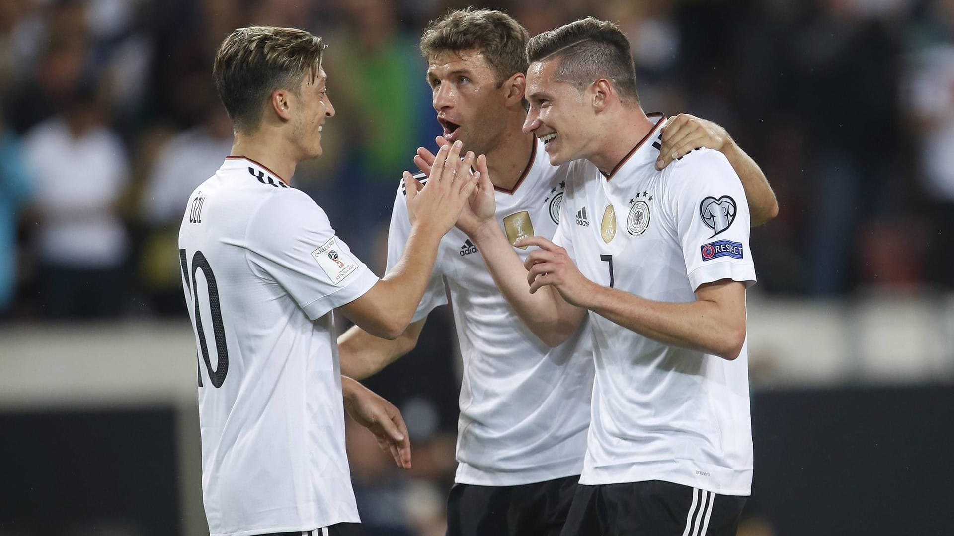 Mesut Özil, Thomas Müller und Julian Draxler (v. li.) bejubeln ihre Tore.