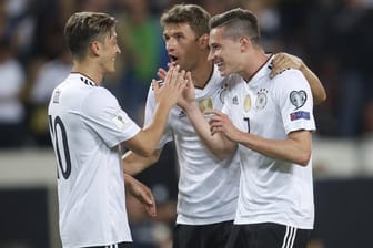 Mesut Özil, Thomas Müller und Julian Draxler (v. li.) bejubeln ihre Tore.