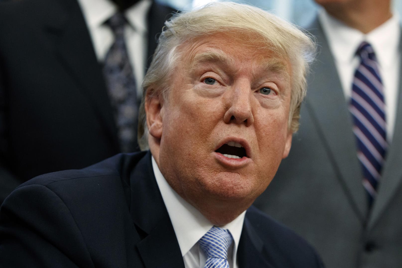 US-Präsident Donald Trump spricht vor Pressevertretern im Oval Office des Weißen Hauses.