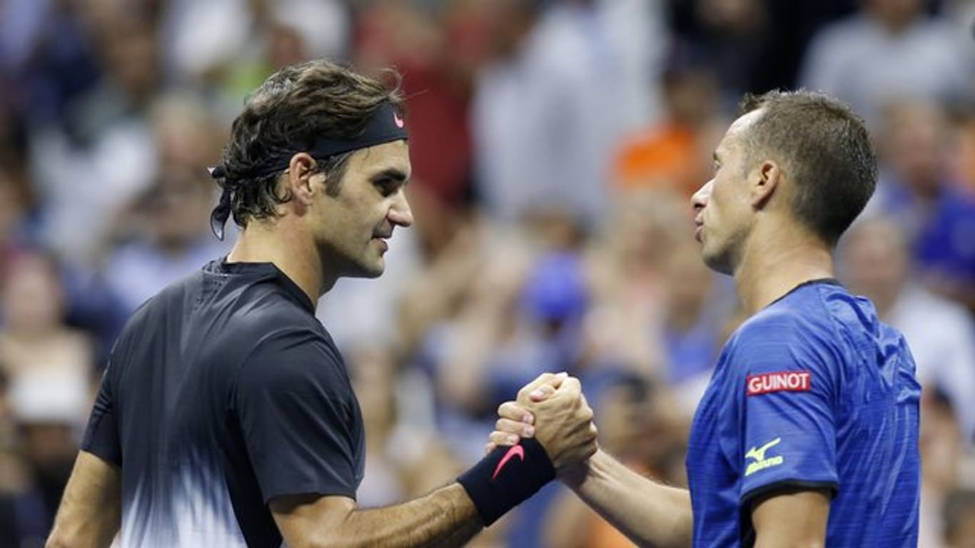 Philipp Kohlschreiber (r) musste Roger Federer nach drei Sätzen zum Sieg gratulieren.