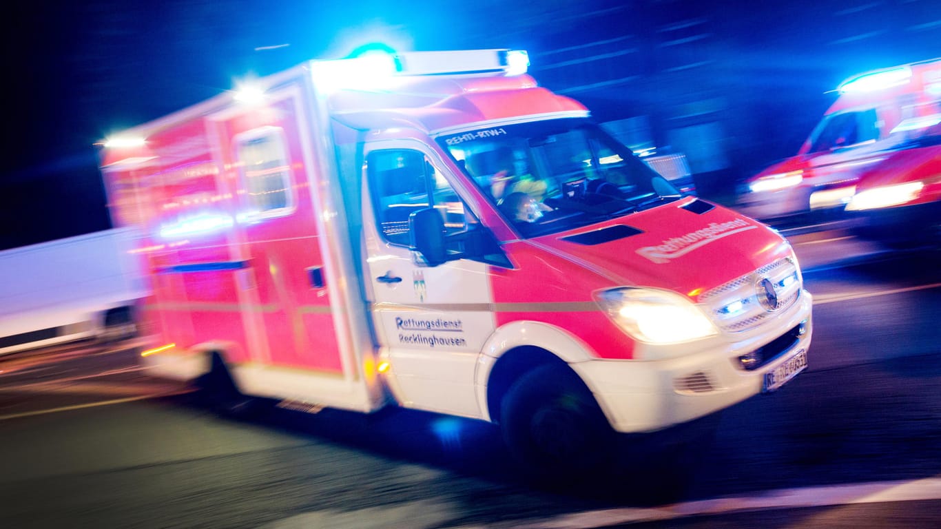 Ein Krankenwagen fährt mit Blaulicht zu einer Unfallstelle (Symbolbild).
