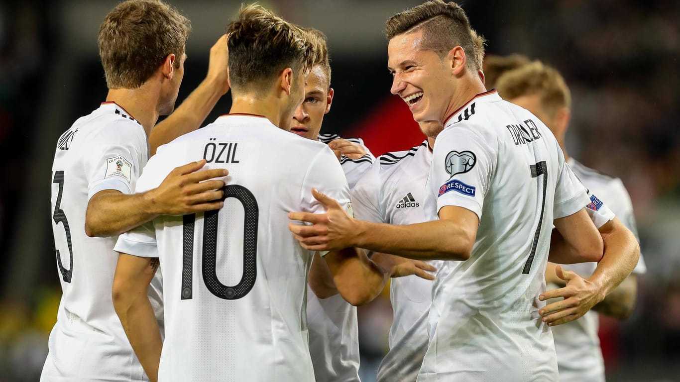 Torschütze Julian Draxler, Vorlagengeber Mesut Özil: Hier bejubeln die Nationalspieler das 2:0 gegen Norwegen.