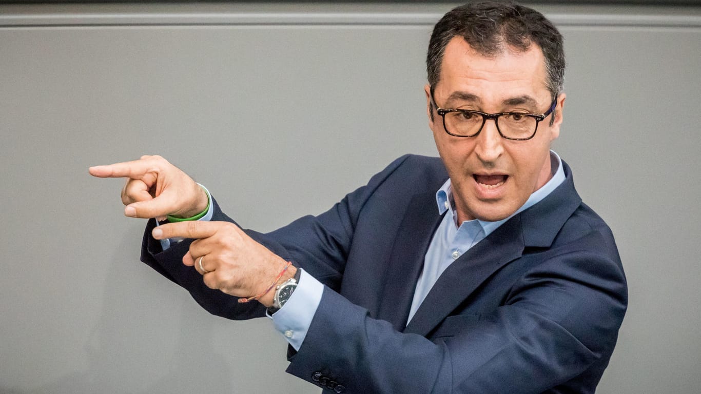 Grünen-Vorsitzender Cem Özdemir bei seiner Rede im Bundestag.