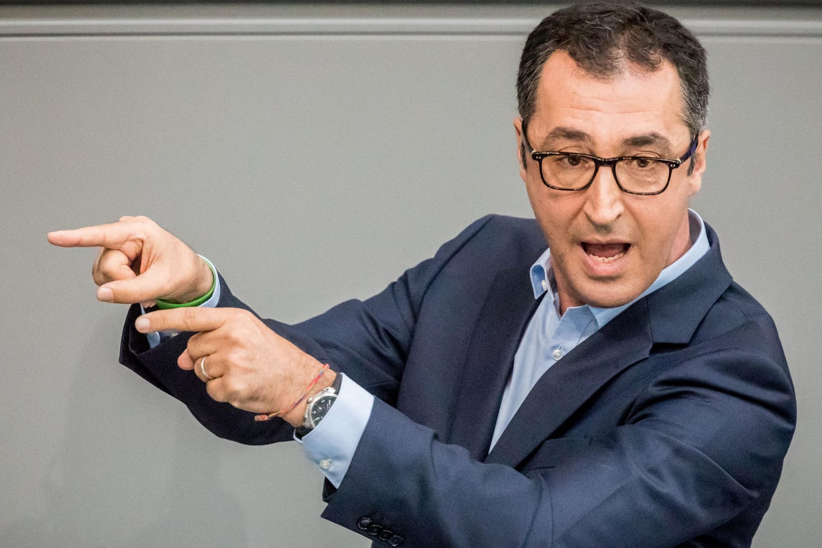Grünen-Vorsitzender Cem Özdemir bei seiner Rede im Bundestag.