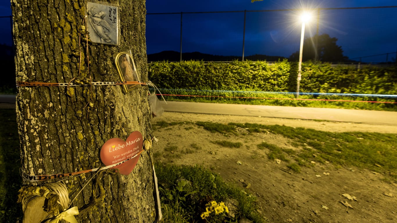 In der Nähe des Tatorts am Fluß Dreisam in Freiburg hängt ein Papierherz mit der Aufschrift "Liebe Maria, wir werden dich niemals vergessen" an einem Baum.