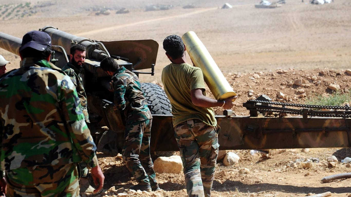 Syrische Regierungstruppen bereiten sich auf den Einmarsch in die IS-Hochburg Dair as-Saur vor.