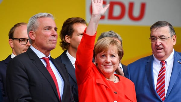 Bei einer Wahlkampfveranstaltung in Heidelberg (Baden-Württemberg) hat Bundeskanzlerin Angela Merkel von den deutschen Automobilkonzernen gefordert, die weltbesten E-Autos und Brennstoffzellen zu entwickeln. Bei einer Wahlkampfveranstaltung in Heidelberg (Baden-Württemberg) hat Bundeskanzlerin Angela Merkel von den deutschen Automobilkonzernen gefordert, die weltbesten E-Autos und Brennstoffzellen zu entwickeln.