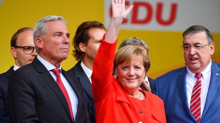 Bei einer Wahlkampfveranstaltung in Heidelberg (Baden-Württemberg) hat Bundeskanzlerin Angela Merkel von den deutschen Automobilkonzernen gefordert, die weltbesten E-Autos und Brennstoffzellen zu entwickeln.