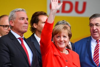 Bei einer Wahlkampfveranstaltung in Heidelberg (Baden-Württemberg) hat Bundeskanzlerin Angela Merkel von den deutschen Automobilkonzernen gefordert, die weltbesten E-Autos und Brennstoffzellen zu entwickeln.