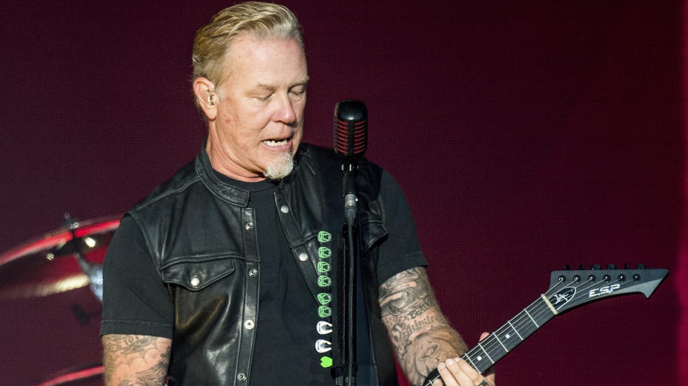James Hetfield von Metallica stürzte bei einem Konzert am Montag in Amsterdam.v