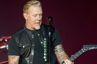 James Hetfield von Metallica stürzte bei einem Konzert am Montag in Amsterdam.v