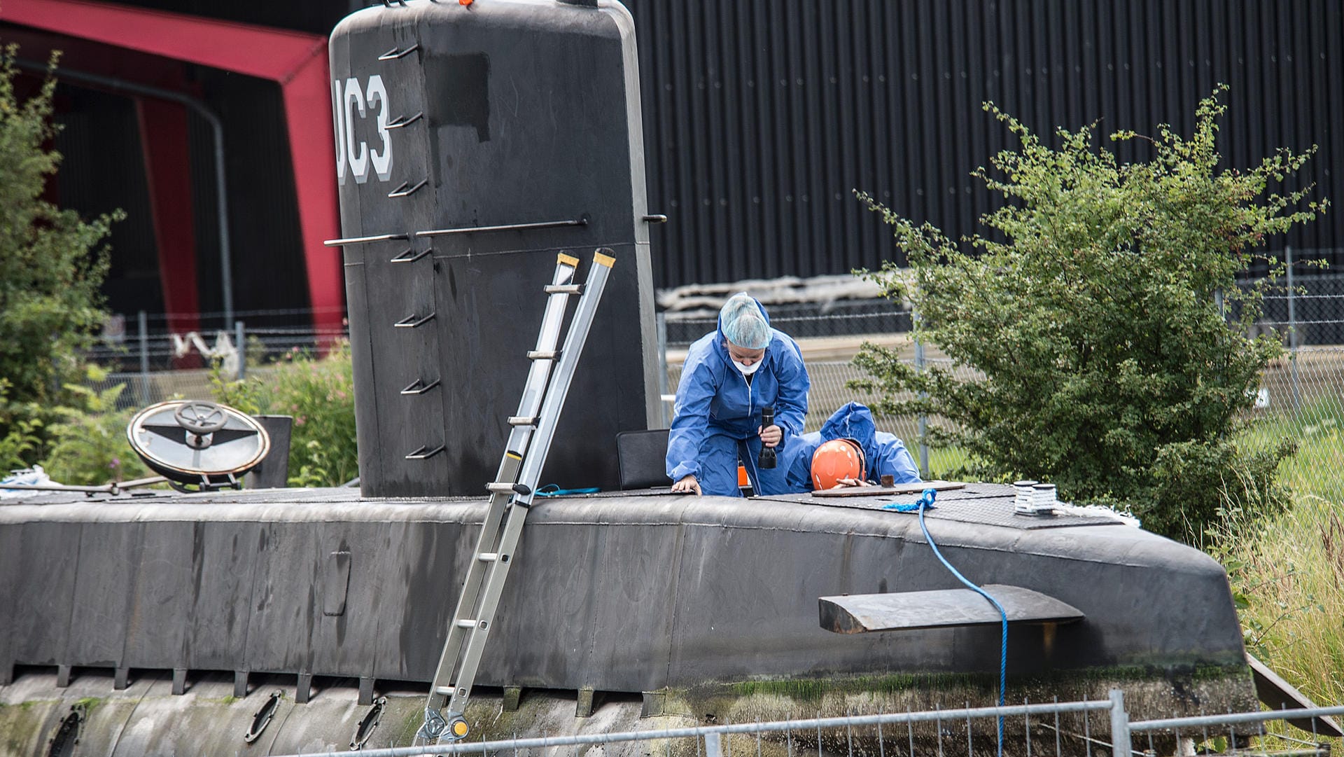 Ermittler auf Spurensuche auf dem U-Boot von Peter Madsen.