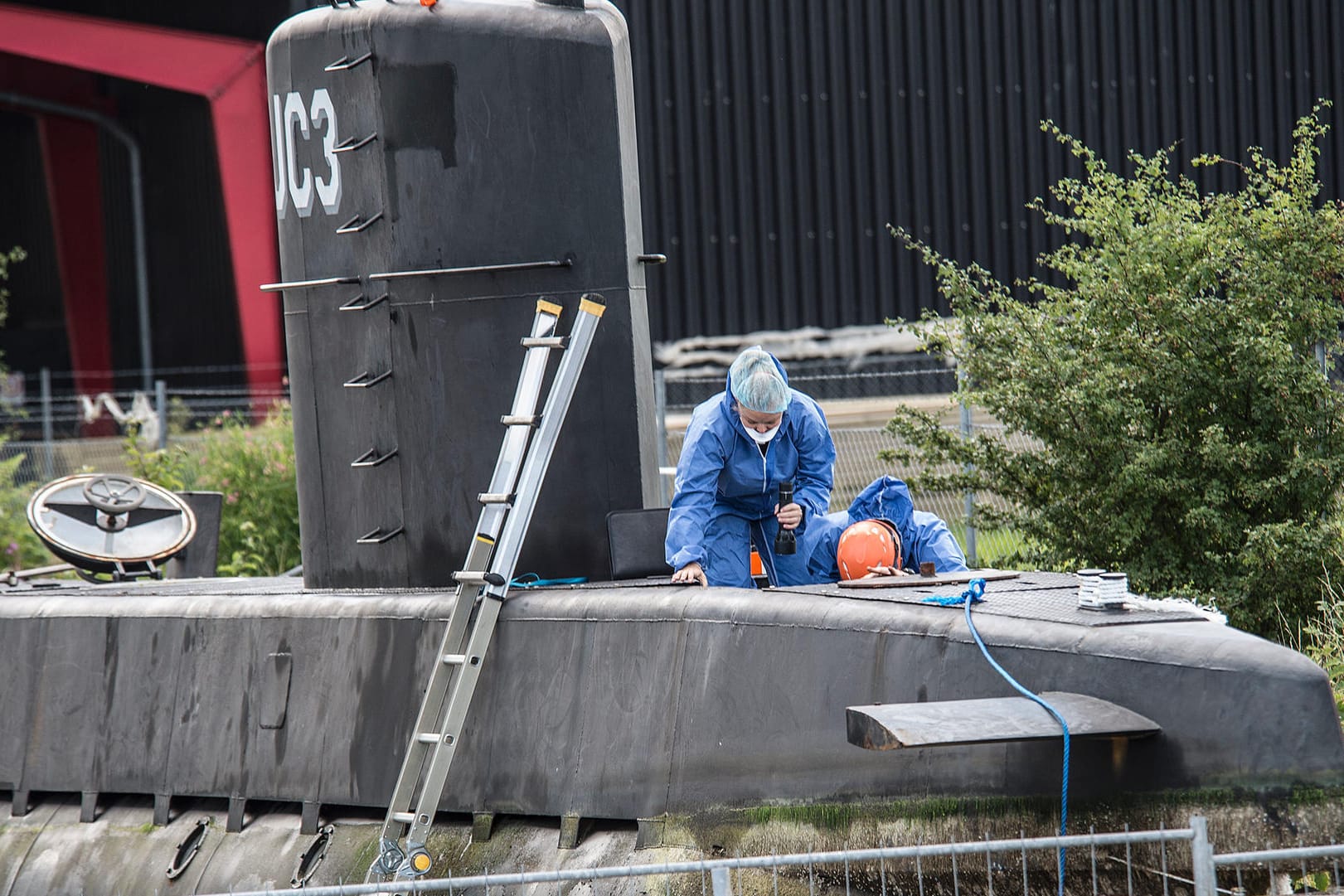 Ermittler auf Spurensuche auf dem U-Boot von Peter Madsen.