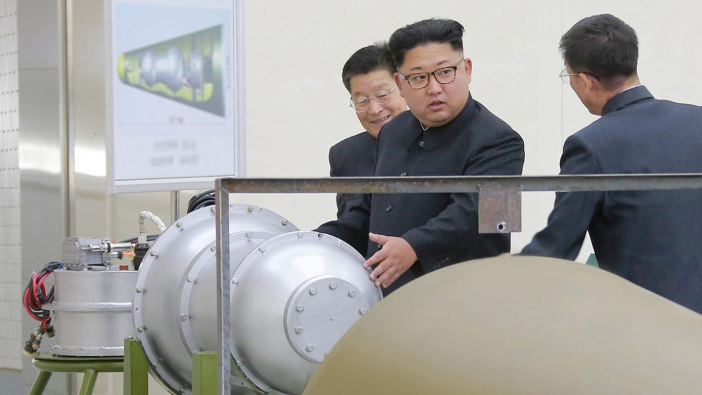 Das Foto der staatlichen "Korean Central News Agency" soll Kim Jong Un mit einem Wasserstoffbomben-Sprengkopf zeigen.