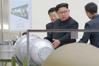 Das Foto der staatlichen "Korean Central News Agency" soll Kim Jong Un mit einem Wasserstoffbomben-Sprengkopf zeigen.
