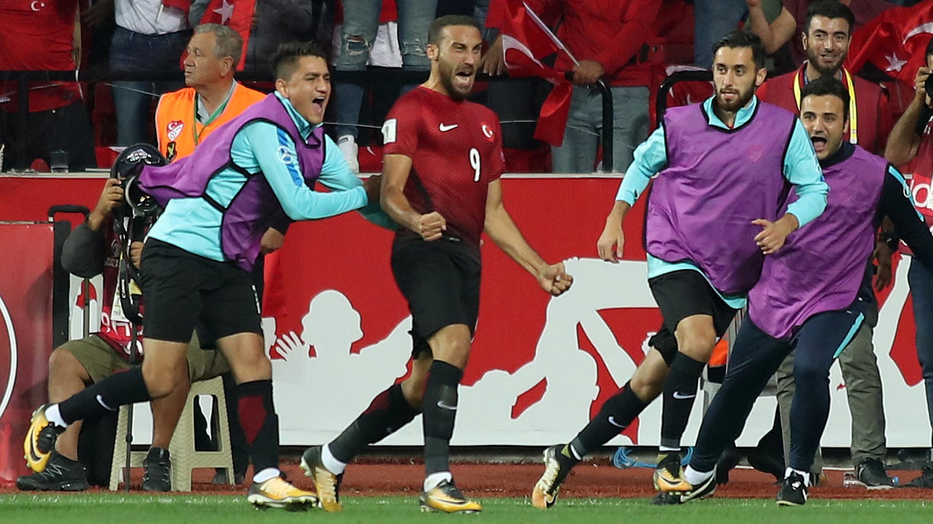 Cenk Tosun (m.) ließ die Türkei jubeln.